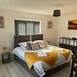 Spacious 5-bedroom House In Sleeps 10 With Parking