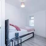 Holiday home Spacious 5-bedroom House In Sleeps 10 With Parking