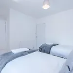 Holiday home Spacious 5-bedroom House In Sleeps 10 With Parking *