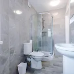 Spacious 5-bedroom House In Sleeps 10 With Parking