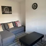 Holiday home Spacious 5-bedroom House In Sleeps 10 With Parking *