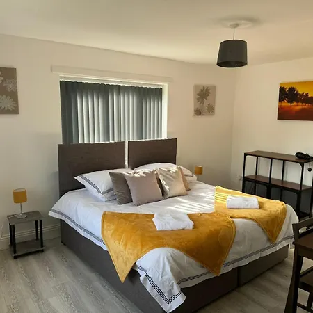 Spacious 4-bedroom House In Sleeps 10 With Additional Lounge Sleeping