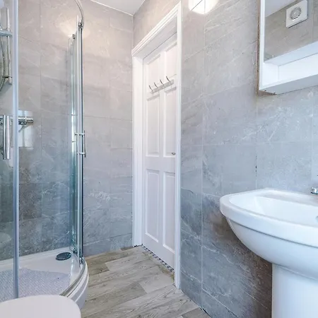 Spacious 4-bedroom House In Sleeps 10 With Additional Lounge Sleeping