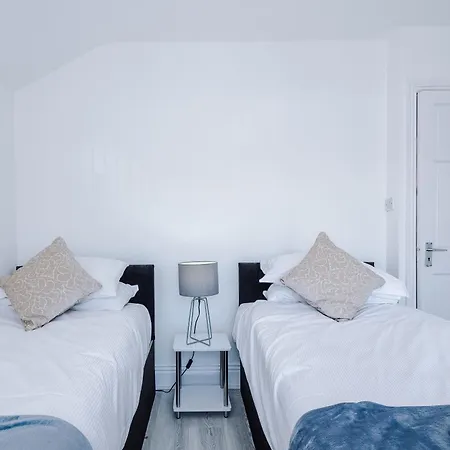 Vakantiehuis Spacious 4-bedroom House In Sleeps 10 With Additional Lounge Sleeping *