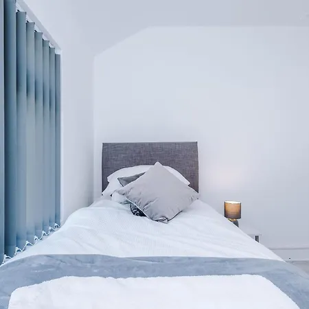 Spacious 4-bedroom House In Sleeps 10 With Additional Lounge Sleeping Vakantiehuis *