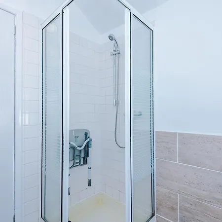 Spacious 4-bedroom House In Sleeps 10 With Additional Lounge Sleeping Holiday home *