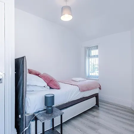 Vakantiehuis Spacious 4-bedroom House In Sleeps 10 With Additional Lounge Sleeping