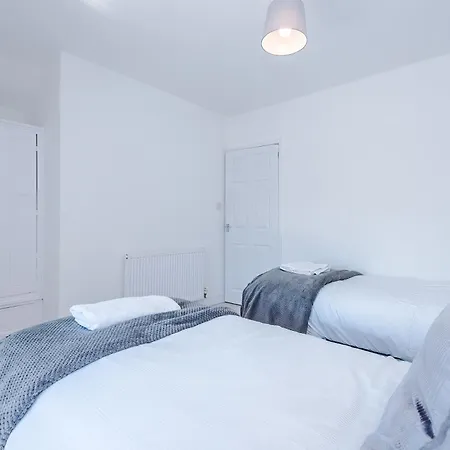 Vakantiehuis Spacious 4-bedroom House In Sleeps 10 With Additional Lounge Sleeping *