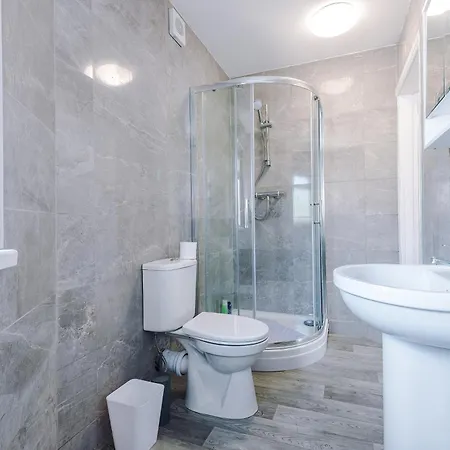 Spacious 4-bedroom House In Sleeps 10 With Additional Lounge Sleeping