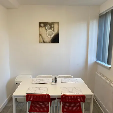 Spacious 4-bedroom House In Sleeps 10 With Additional Lounge Sleeping *