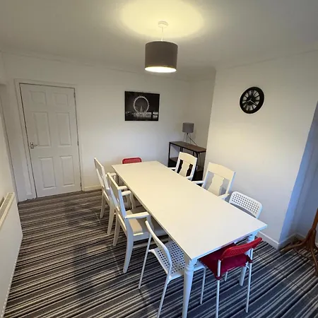 Spacious 4-bedroom House In Sleeps 10 With Additional Lounge Sleeping Skipton