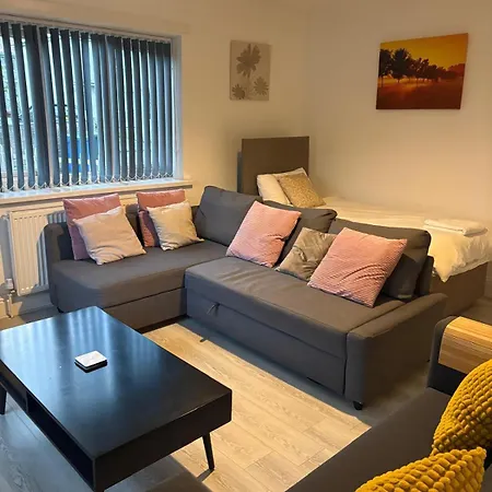 Spacious 4-bedroom House In Sleeps 10 With Additional Lounge Sleeping