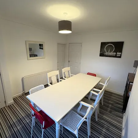 Spacious 4-bedroom House In Sleeps 10 With Additional Lounge Sleeping * Skipton