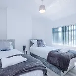 Spacious 5-bedroom House In Sleeps 10 With Parking Dom wakacyjny Skipton