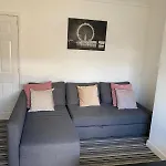 Dom wakacyjny Spacious 5-bedroom House In Sleeps 10 With Parking *