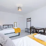 Spacious 5-bedroom House In Sleeps 10 With Parking Dom wakacyjny