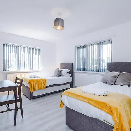 Spacious 5-bedroom House In Sleeps 10 With Parking Skipton